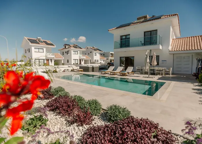 Nadine Sea Side ラルナカ