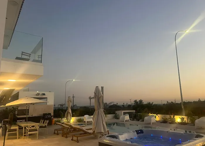 Nadine Sea Side 빌라 라르나카